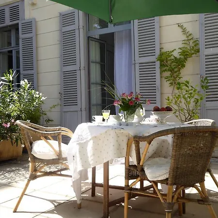 A L'ombre Des Arenes,chambre D'hote Bed & Breakfast *